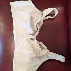 EXQUISITE FORM WHITE BRA ADJUSTABLE STRAPS WIRELESS